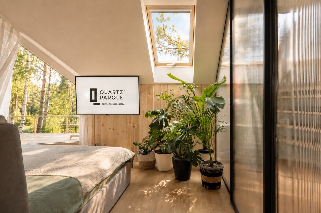 Солнечная спальня в загородном доме с кварцевым паркетом, панорамным окном, живыми растениями